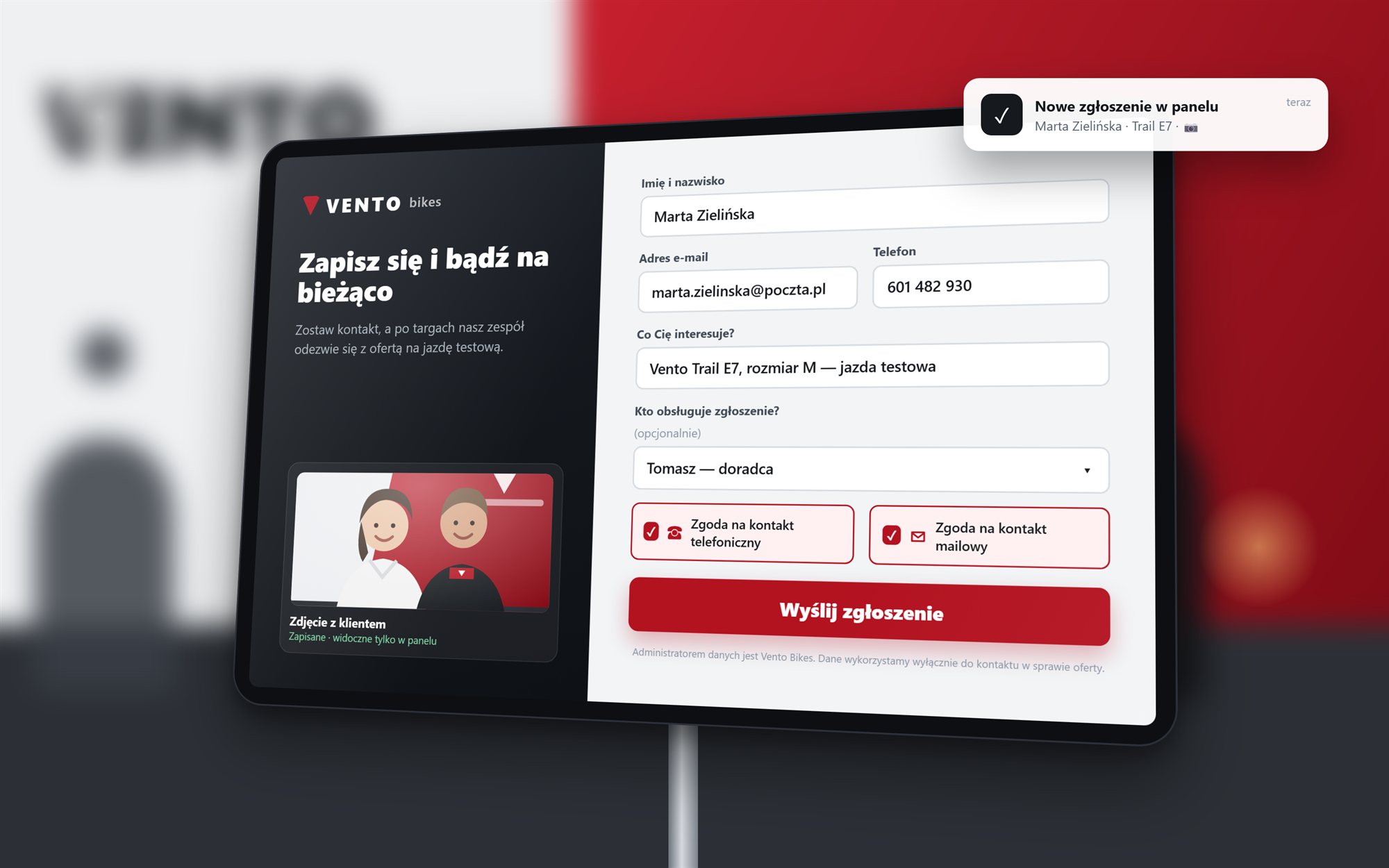 Tablet z formularzem zapisu: imię, e-mail, telefon, zgody i zdjęcie z klientem